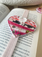 Load image into Gallery viewer, Heart-Shaped Elastic Book Band
